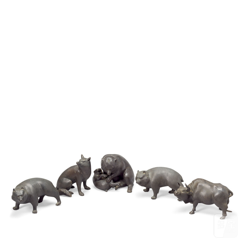 明治時代 銅獾四件及牛一件 | FOUR BRONZE BADGER GROUPS AND A BRONZE BULL - 图1